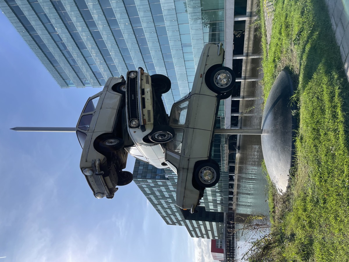 Autoprikker, stacked cars sculpture